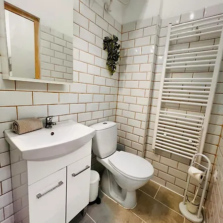 Quiet Luxury With 2 In The Centre Bb *